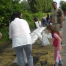 Még a gyerekek is segítenek az árvízi védekezésben