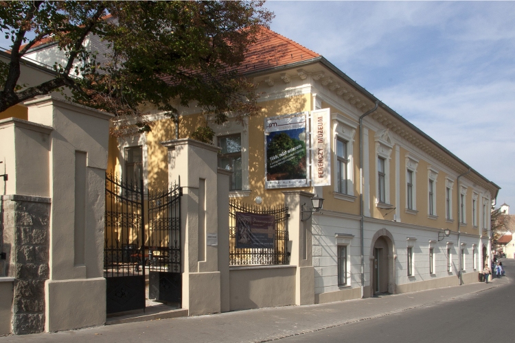 Vízilabdázók és művészek múzeumi teremőri szerepben Szentendrén