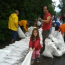 Még a gyerekek is segítenek az árvízi védekezésben