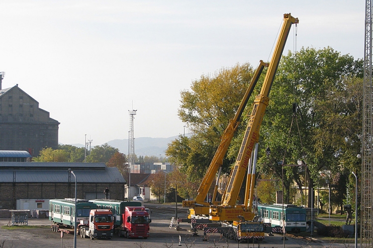 Teherautókon a szentendrei HÉV szerelvénye - FOTÓ