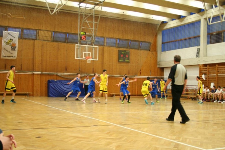 A veretlen listavezető adta fel a leckét junior kosarasainknak