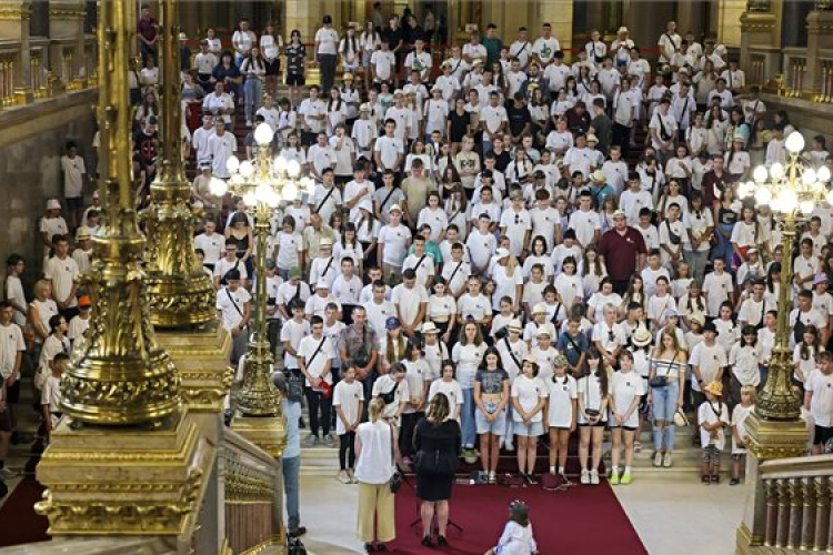 A magyar Országházba látogattak ukrán gyerekek