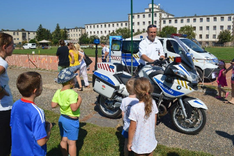 Rendőreinknek is becsengettek