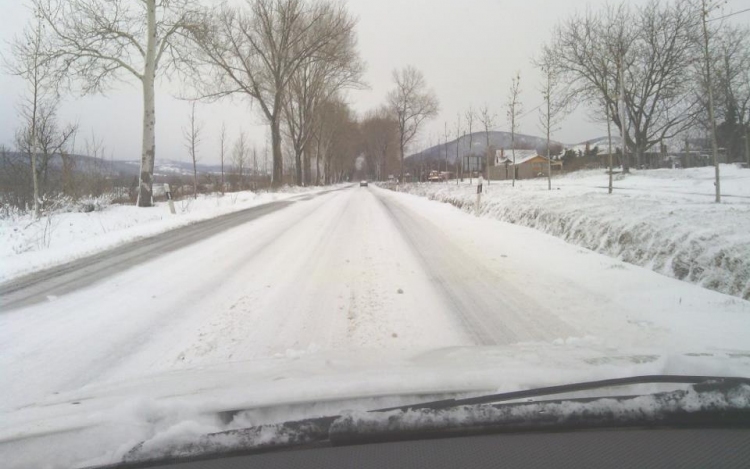 Akár 20 centi hó is hullhat– óvatosan az utakon