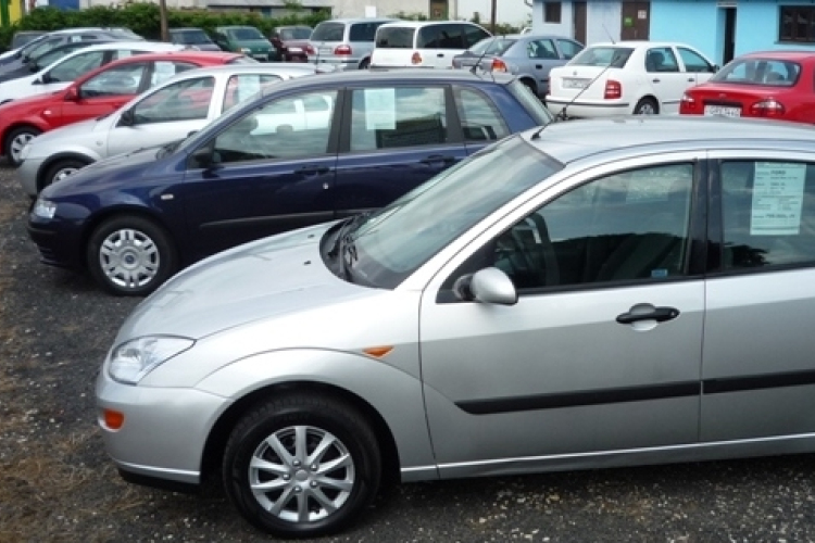 A tíz évnél idősebb használt kocsikat vesszük