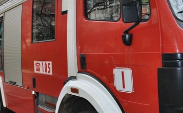 Négy órán át oltották a szentendrei tűzoltók - Leégett egy ház tetőszerkezete