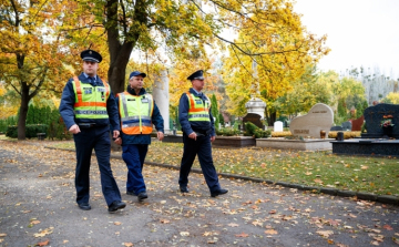 Halottak napja - A rendőrség idén is jelen lesz a temetők környékén