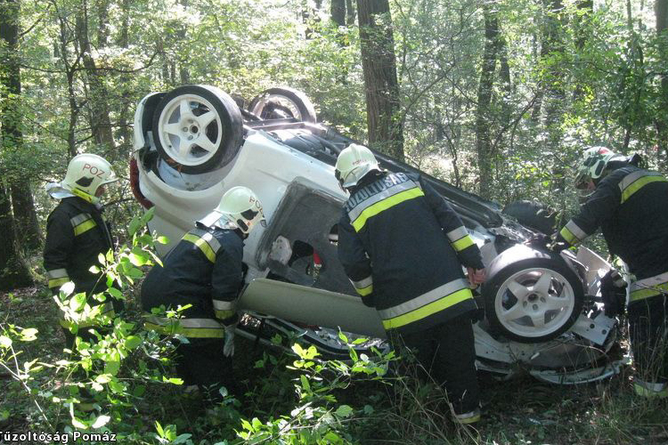 Rendszám nélküli, fejre állt versenyautót mentettek az erdőből a pomázi tűzoltók