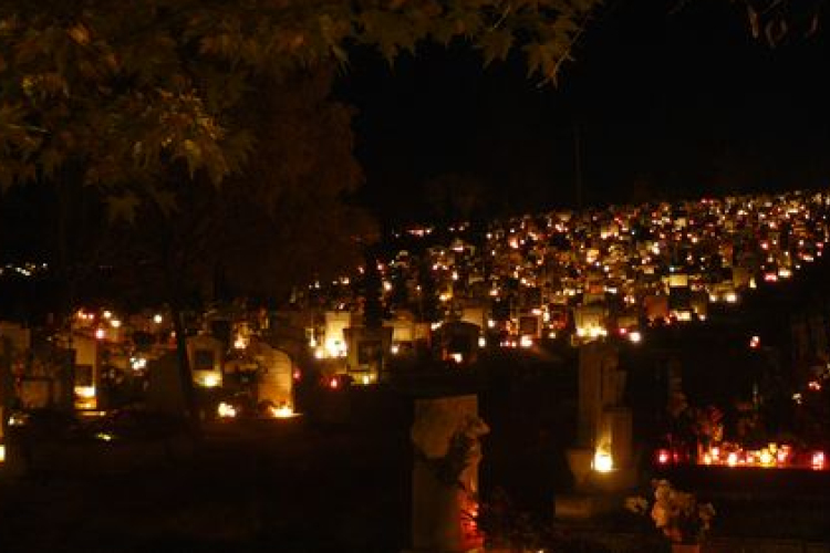 Elhunyt szeretteinkre emlékezünk – honnan ered a Mindenszentek és a Halottak napja