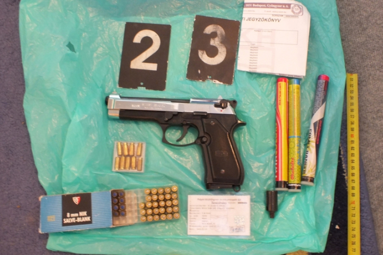 Fegyverarzenál és lőszerek egy szentendrei házban - FOTÓK