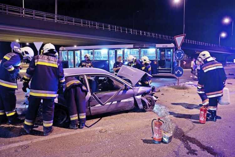 Baleset Budakalásznál – nagy sebességgel csapódott a szalagkorlátnak - FOTÓK