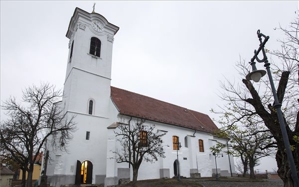 Felavatták a megszépült Keresztelő Szent János plébániatemplomot Szentendrén