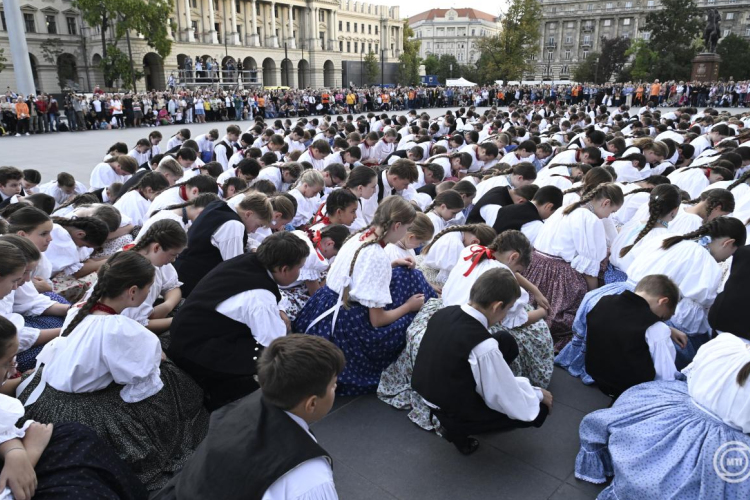 Néptánc- és táncházrekord született a budapesti Kossuth téren